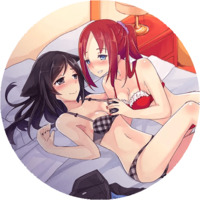 Целующиеся девушки